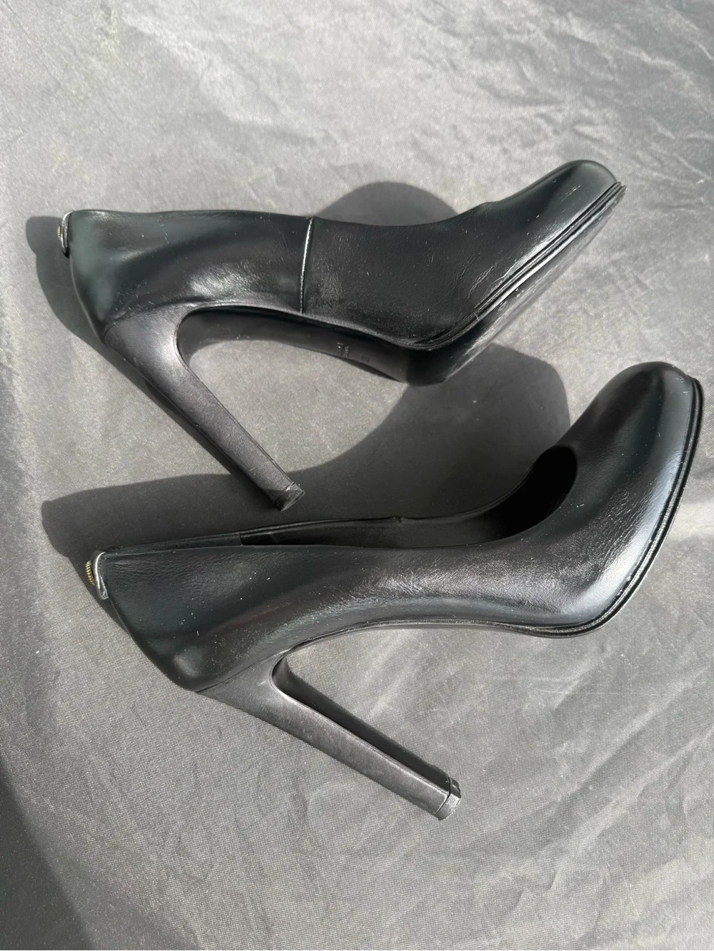 Authentic Gucci Black Leather Pumps with Gold GG logo